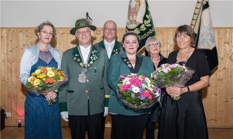 V.l.: Schützenköngispaar Bernd und Claudia Luppus, Präsident Matthias Klemmer Schützenliesel Carolin Stockhausen, stellvertretende Bürgermeisterin Heidemarie Wiens und Bürgerkönigin Monika Porath.Fotos: CEW