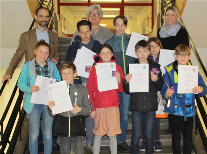 (V.l.:) Schulleiter Marcus Kurz, Mathematiklehrerin Martina Post und Orientierungsstufenleiterin Daniela Dott sowie die erfolgreichen Schülerinnen und Schüler.Foto: privat