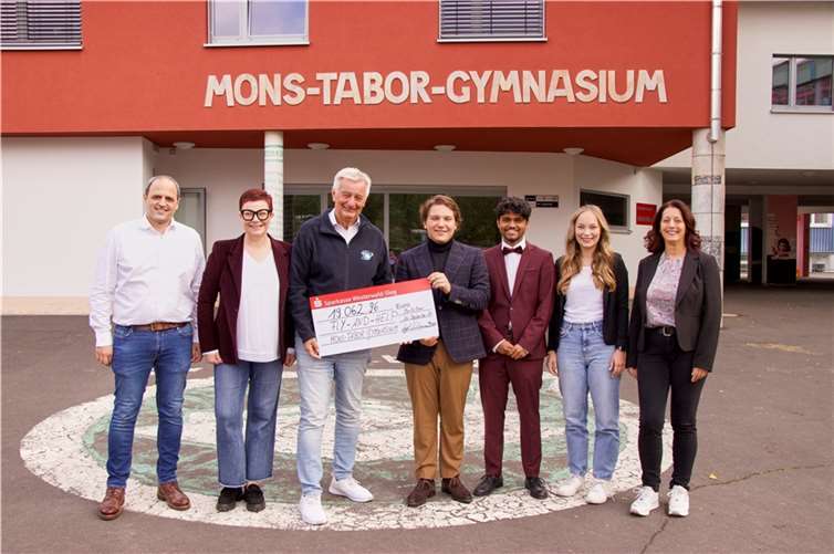 V.l.: Schulleiter Martin Zimmermann, Susanne Görg, Vorsitzende des Schulelternbeirates, Reiner Meutsch, Daniel Schneider, Sanjay Sivakumar und Sophie Brach (Schülersprecherteam) und Daniela Duck, stv. Vorsitzende des Schulelternbeirates. Foto: privat