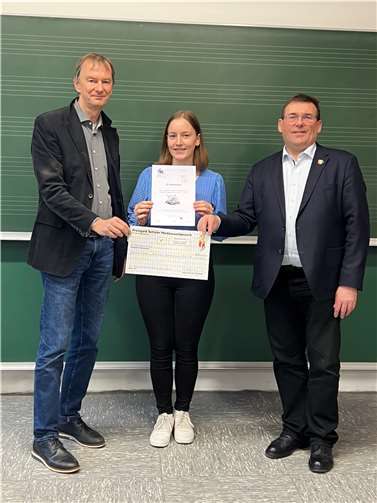 V.l.: Schulleitung Rudolf Loch, Preisträgerin Johanna Esten, Landrat Jörg Denninghoff. Foto: privat