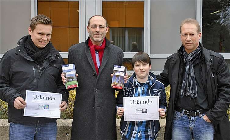 (V.l): Schulsieger Rouven Juber, Schulleiter Rolf Neumann, Orientierungsstufensieger Daniel Gerliz, Geographielehrer Harald Reif.  Privat