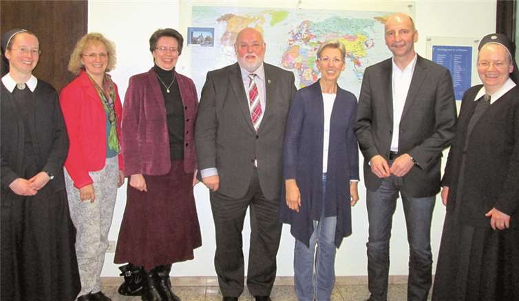 (V.l.) Schwester Maria Julia, Fraktionsmitglied Dr. Christa Weichert, Schwester Veronika, Fraktionsvorsitzender Dieter Klöckner, MdL, Ulrike Eichelberg (Lichtzeichen e.V.), Stadtbürgermeisterkandidat Peter Stäblein und Schwester Anne-Maike. Privat