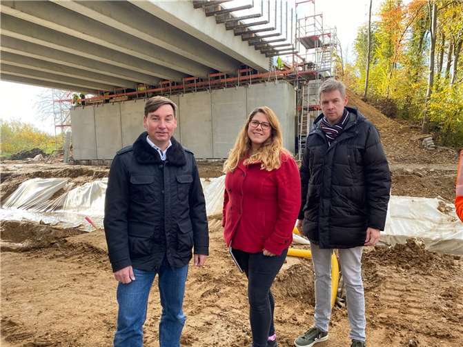 V.l.: Sebastian Hartmann, Anna Peters und Tobias Leuning auf der Baustelle der Brücke.Foto: privat