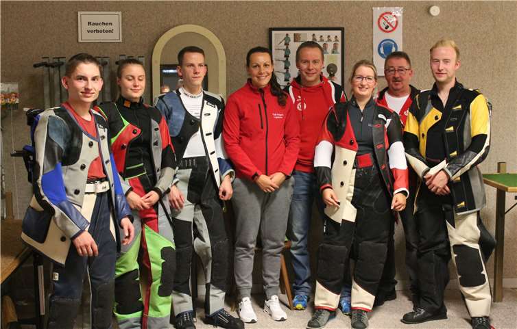 (V.l.) Sebastian Herrmany, Lara Hasenstab, Justin Giesbrecht, Jenny Bachmann, Trainer Carsten Hees, die geehrte Natalie Kexel, Mannschaftsführer Gerd Kexel, Michael Dhein.privat