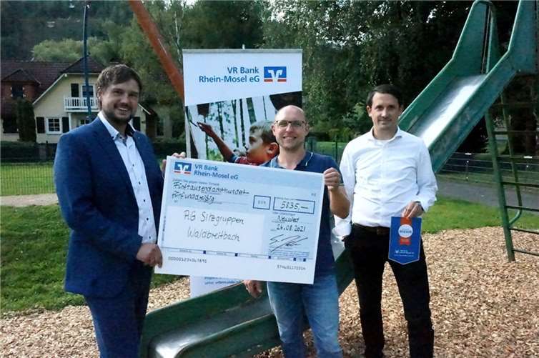 V.l.: Sebastian Jacke, Teamleiter der Filiale Waldbreitbach, bei der Spendenübergabe an Florian Fischer und Martin Grüber von der Arbeitsgemeinschaft Spielplatz.Foto: VR-Bank