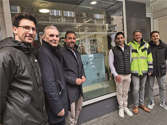 V.l.: Sebastian Roch, Bürgermeister Claus Peitz, Oberbürgermeister Christian Greiner, Marc Ortiz, Holger Schäfer und Timo Grimm. Fotos: FRE