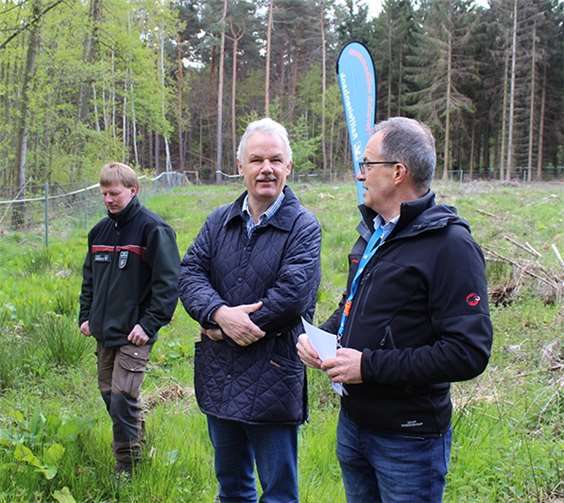 V.l.: Sebastian Tölle, Förster, Bürgermeister Raetz und Vorstand der Raiffeisenbank Voreifel Heiko Ulrich.privat