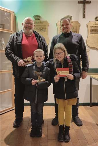 V.l.: Sebastianuskönig Werner Gurk, Sebastianusbambiniprinz Emilian Beer, Mara Tuschen und Marco Klee.