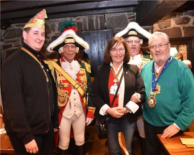 V.l.: Senator Alexander Schmitz, stellv. Vorsitzender Wilfried Eichen, Steuerberaterin Heike Uhler-Broich, Vorsitzender und Kommandant Willi Hohn, Ehrenkommandant Jubilar Heinz Nolden. Foto: A. Eich
