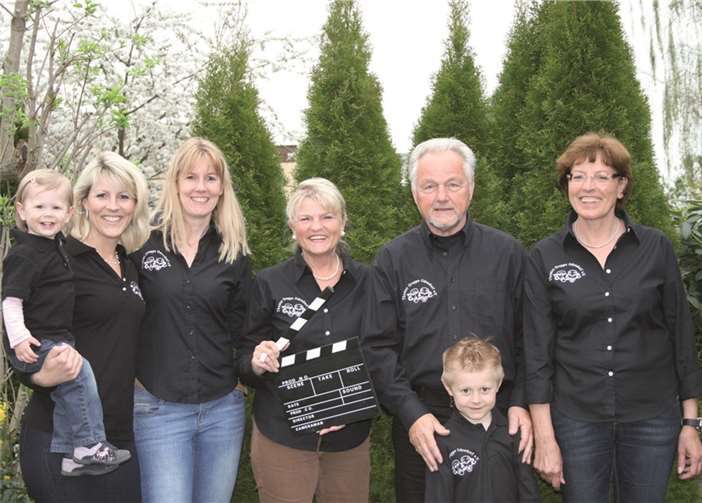 V.l.: Simone Braun (Pressesprecherin), Christina Havemann (Schriftführerin), Marianne Lang (Regie), Jochem Flink (Vorsitzender) und Mona Wagner (Kassiererin) mit den beiden jüngsten TGO-Mitgliedern Leonie und Danilo Braun.TGO e.V.