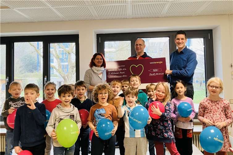 V.l.: Simone Mecklenbeck (stellvertretende Leiterin des katholischen Kindergartens St. Willibrord in Plaidt), freut sich mit gemeinsam mit Markus Friderichs (Förderverein) und Fabian Vocktmann (Regionalmanager von Westenergie) sowie den Kindern über die großzügige Spende der Westenergie.  Foto: Westenergie, Ronja Retz