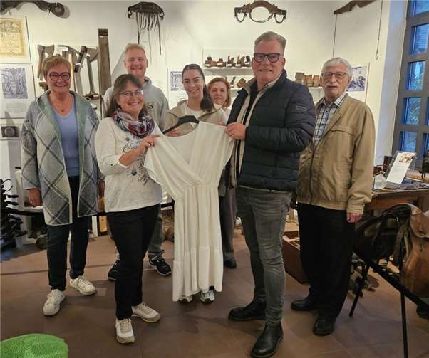 V.l.: Simone Osteroth, Ellen Schimikowski (LDM), Lukas Mertesacker (KJV), Mara Hoffmann, Ina Buchter (LDM), Frank Osteroth, Kurt Schröder (LDM). Foto: Erich Schneider