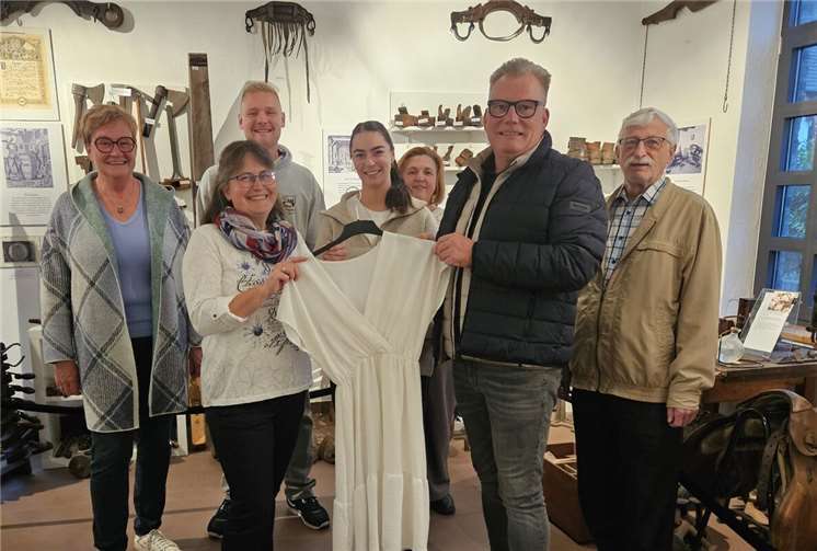 V.l.: Simone Osteroth, Ellen Schimikowski (LDM), Lukas Mertesacker (KJV), Mara Hoffmann, Ina Buchter (LDM), Frank Osteroth, Kurt Schröder (LDM). Foto: Erich Schneider