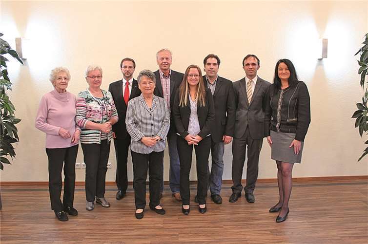 V.l.: Sissy Lutz, Waltraud Glade, Rudolf Konetzki, Margit Nonninger, Wolfgang Hinkel, Nina Bernd, Andreas Kirchner, Daniel Schmitz und Anja Jung trafen sich im Seniorenzentrum.privat