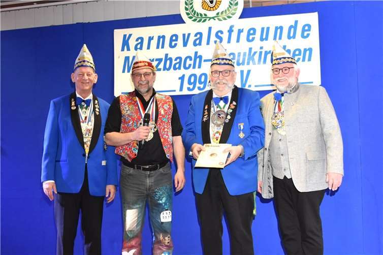 V.l. Sitzungspräsident Peter Lanzrath, stellv. Bürgermeister Markus Pütz, Jürgen Schöneweiß, stellv. Bürgermeister Kalle Kerstholt. Foto: EICH