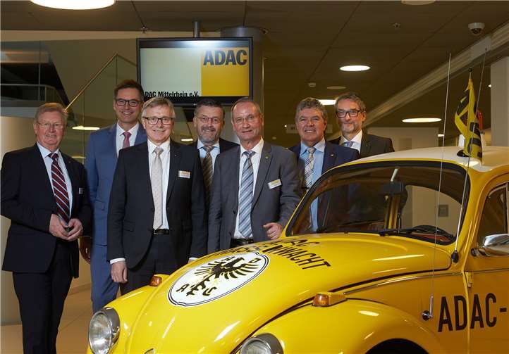 V.l.: Sport-Vorstand Franz-Rudolf Ubach, Touristik-Vorstand Dr. Achim Schloemer, Vorsitzender Dr. Klaus Manns, Finanz-Vorstand Dr. Mathias Grünthaler, Ehrenvorstand Jürgen Joras, Verkehr-und-Technik-Vorstand Rudi Speich und Club-Syndikus Jürgen Verheul. ADAC