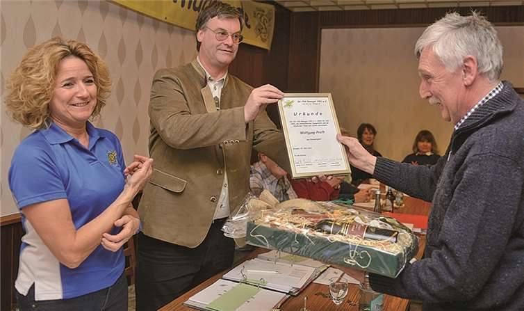 V.l.: Sportwartin Liane Rohde und Vorsitzender Bernd Hornbostel überreichten ein Präsent an Ehrenmitglied Wolfgang Proft.AB