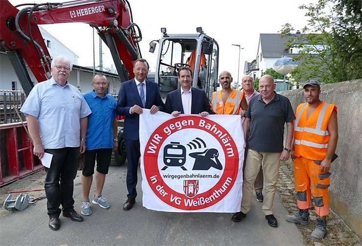 V.l.: Stadtbürgermeister Gerd Heim, Johannes Juchem, MdB Josef Oster, Bürgermeister der Verbandsgemeinde Thomas Przybylla, Mitarbeiter der Firma Heberger, Josef Helf, Rolf Papen, Mitarbeiter der Firma Heberger. Hermann Winter