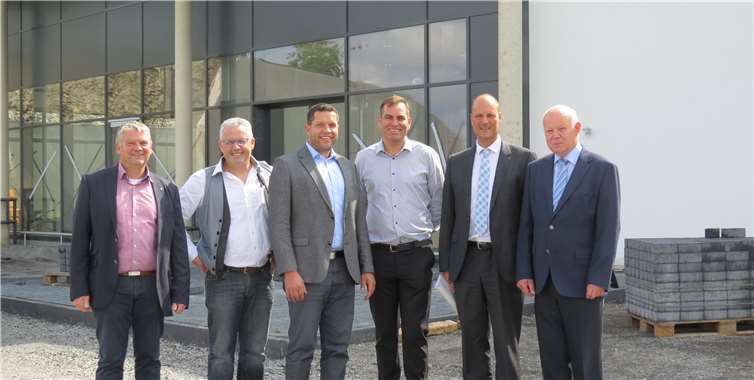 V.l.: Stadtbürgermeister Gerhard Weber, Bürgermeister Albert Jung, Inhaber Stefan Ziegler (Edeka), Bauleiter Axel Schröder, Gebietsexpansionsleiter Peter Jäger (Edeka), Heinz Monnerjahn (Heimo Bau GmbH & Co. KG). privat