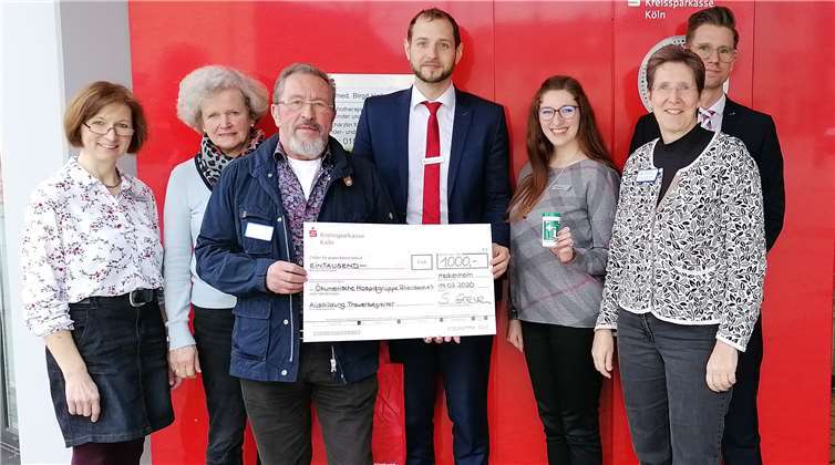 V.l.: Stefanie Bitten (Mitarbeiterin der KSK), Christine von Gadow (Vorstandsmitglied der Hospizgruppe), Kurt Surges (Vorstandsmitglied der Hospizgruppe), Sebastian Greven (Regionaldirektor KSK Meckenheim und Rheinbach), Anja Cabot (Teamleiterin KSK), Patrick Hupperich (Filialdirektor KSK), davor Claudia Wilmers (Koordinatorin der ökumenischen Hospizgruppe e.V.).Foto: privat