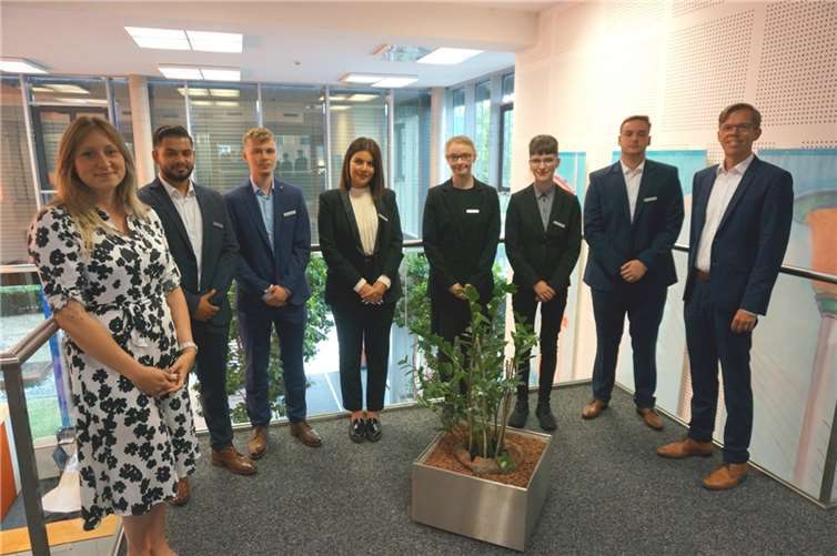 V.l.: Stefanie Ullner (Ausbilderin), Aazish Khalid, Tom Merklinghaus, Aristea Kymioni, Erika Meier, Leonie Liesenfeld, Simon Weiler und Michael C. Kuch (Vorstand). Foto: Voba