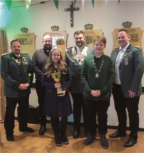 V.l.: Stellv. Brudermeister Marco Klee, Präses Michael Maxeiner, Schülerprinzessin Clara Klein mit dem Gebrüder-Merten-Gedächtnispokal, König Rainer Tuschen, Prinz Julian Reiser und Brudermeister Hendrik Beer. Fotos: Christian Klein