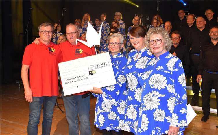 Grandioses Friedenskonzert begeisterte Zuhörer V.l.: Stellv. Vorsitzender „Rheinbach Hilft“ Andreas Klassen, Vorsitzender „Rheinbach Hilft“ Alfred Eich, Kjerstine Schmidt, Vorsitzende Olivia Eckhardt Gehlen vom Chor, Rita Reitz Schmidt. Foto: privat