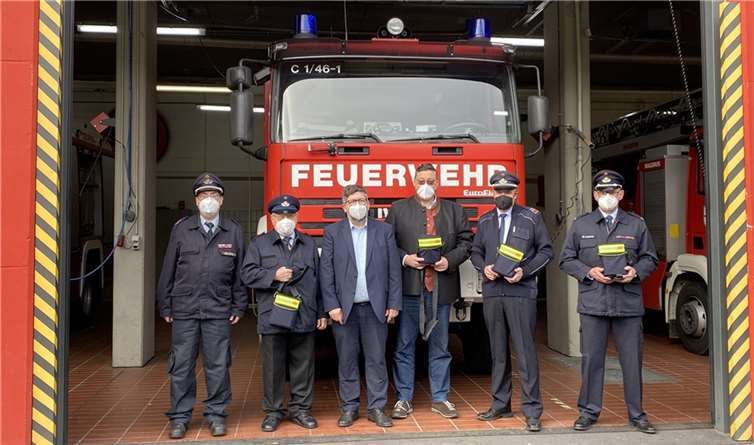 V.l.: Stellv. Wehrführer Christof Lieder, Günter Tiel, BM Wolfgang Lambertz, Helmut Peifer, Wehrführer Günter Hammes und Martin Lauxen, Stellv. Zugführer Löschzug V. bei der Übergabe der Ausrüstungsspende.Foto: TE