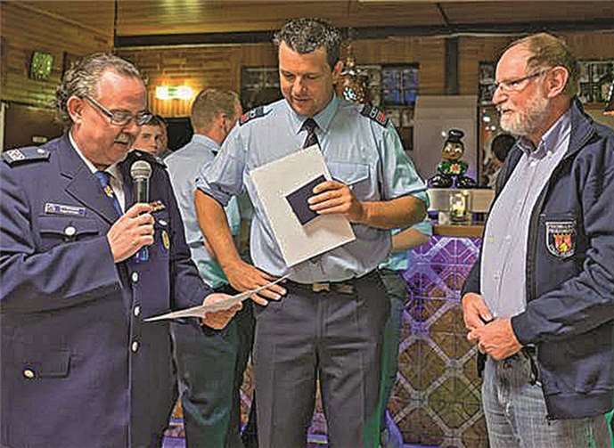 V.l. Stellvertretender KFV- Vorsitzender Gregor Hoffmann, Einheitsführer Alexander Krahe, Dr. med. Eckehardt Louen.Luca Lamonte-Austin