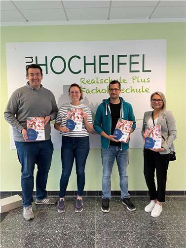 V.l.: Stephan Schweitzer, Stefanie Schroers (FOS Lehrerin), Alexander Schlich (FOS Lehrer), Jana Schön (IHK-Regionalgeschäftsstelle Bad Neuenahr-Ahrweiler)