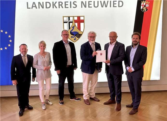 V.l.: Stephan Wefelscheid, Lana Horstmann, Philipp Rasbach, Herbert Mertin, Achim Hallerbach und Florian Hoffstadt. Foto: Ministerium der Justiz