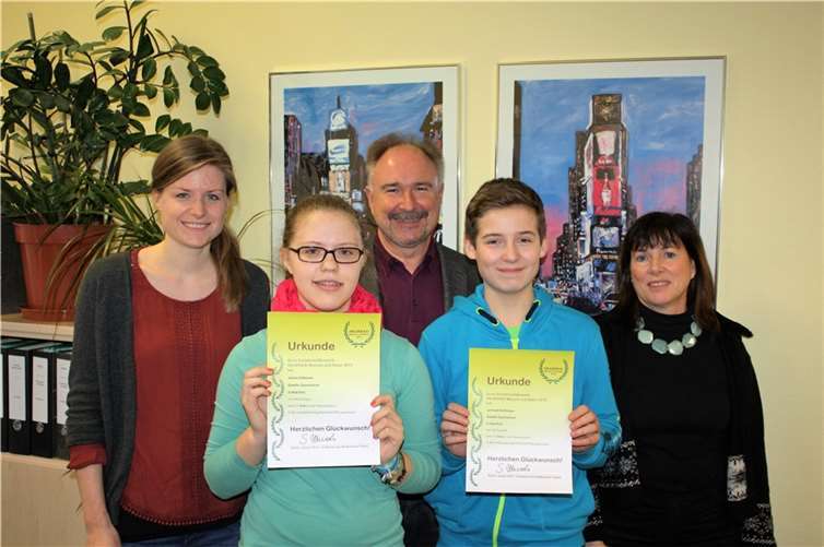 V.l.: Stephanie Güth, Janina Gillmann (7d), Schulleiter Joachim Baldus, Lennard Kuhlmann(7c), Karin Trebbin.privat