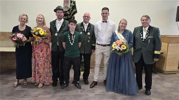 V.l.: Stv. Bürgermeisterin Ariane Stech, Königin Inna Klemmer, Prinzgemahl Christian Klemmer, Schülerprinz Mika Gün, Präsident Matthias Klemmer, Bürgerkönig Maximilian Klemmer, Blütenkönigin Annina Engels, stv. Präsident Eckehard Haffner. Foto: privat