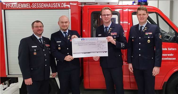 V.l.: Stv. Wehrführer Adrian Eiser, Wehrführer Michael Pleitgen, 1. Vorsitzender Christian Fein, 2. Vorsitzender Hendrik Kuhn). Foto: privat