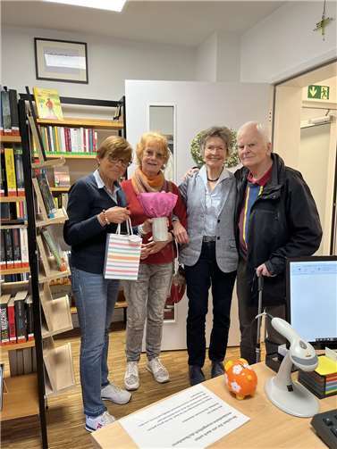 V.l.: Susanne Preiß (Leiterin), Bettina Muermenn (FDP), Birgit Leckebusch (Ehrenamtliche), Hanns-Erwin Muermann (FDP). Foto:
