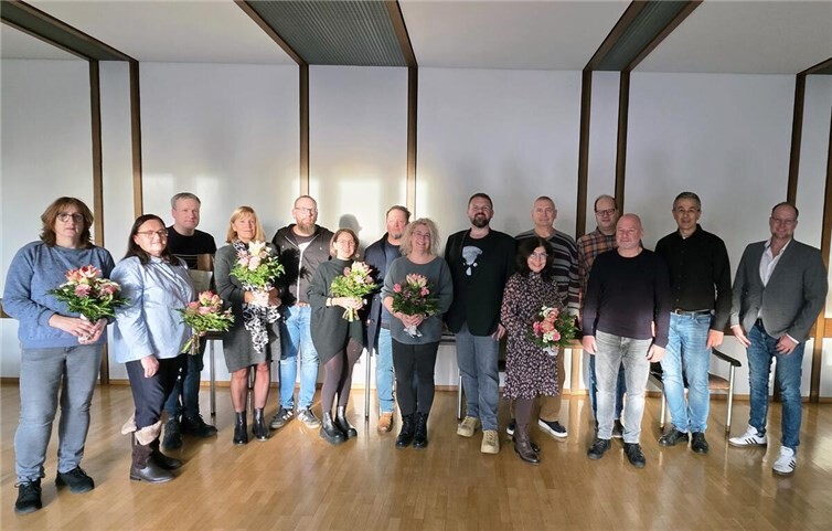 V.l.: Susanne Steinmetz, Beate Wienchol, Marco Stoffels, Sabine Glöckner, Dennis John, Susanne Strauß, Thomas Grothe, Daniela Grötzinger, Bürgermeister Christoph Mohr, Beigeordnete Zeynep Begen, Igor Bliznin, Holger Koch (Betriebsgemeinschaftskasse), Personalleiter Uli Kalb, Büroleiter Thomas Gutfrucht, Fachbereichsleiter Ordnung und Soziales Thomas Bach.