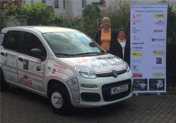 V.l.: Sybille Hass-Machill (Trägerin des heideshauses) und Gabriele Müller (Gruppenleitung Breitscheid) freuen sich über das neue Fahrzeug. privat