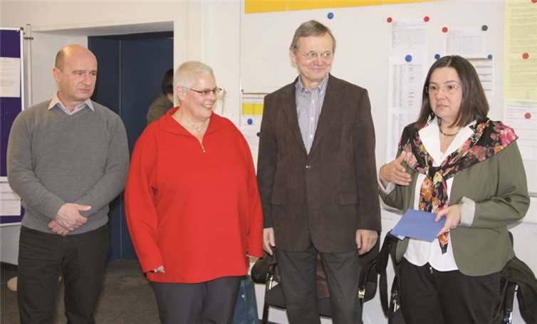 V.l. Talat Erbay (Personalrat), Oberstudienrätin Ursula Läufer, Schulleiter Hans Dietrich Laubmann und Ulrike Kaiser (Vorsitzende des Kinderschutzbundes Ahrweiler) bei der Spendenübergabe. privat