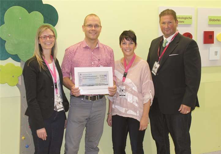 (V.l.) Tanja Fischer, Dr. Marcus Jakob, Katja Theis und Heribert H. Reckenthäler bei der Spendenübergabe. privat