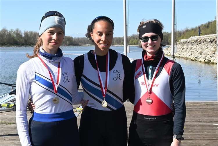 V.l. Thea Dimitrova und Natalie Weber freuen sich über ihre Medaillen. Foto: Koblenzer Ruderclub Rhenania