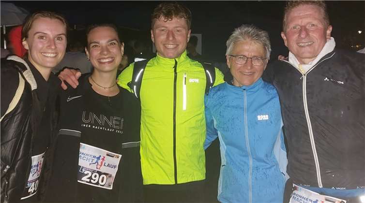 V.l.: Theresa Troll, Elena Mäß, Florian Hauser, Birgit Hauser und Christoph Mauel starteten beim Bonner Nachtlauf in der Rheinaue über 10 km. Foto: privat