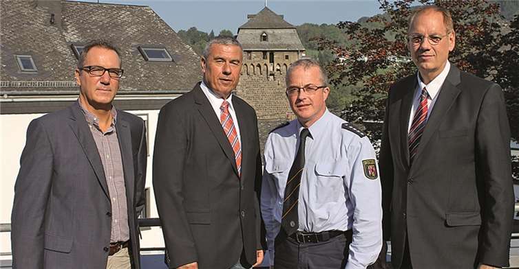 V.l.: Thomas Hecking (Vorsitzender des örtlichen Personalrates), Erster Kriminalhauptkommissar Lothar Regolinski (Leiter der PI Linz), Polizeihauptkommissar Heinrich Klar (Stellvertretender Leiter der PI Linz) und Kriminaldirektor Gregor Gerhardt (Leiter der Polizeidirektion Neuwied). PI-NR