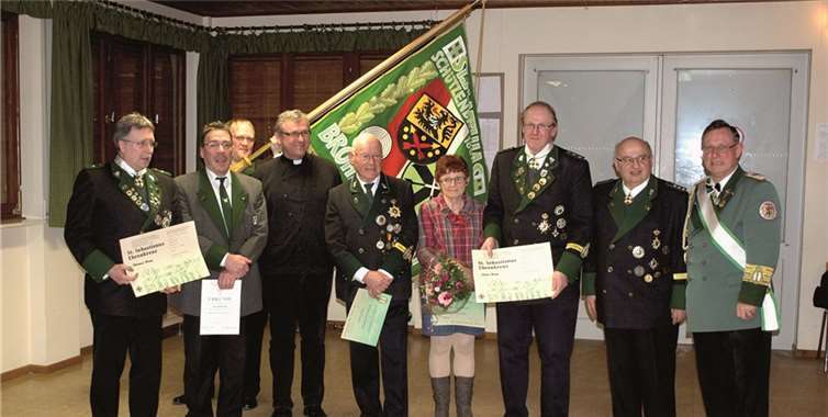 V.l. Thomas Nonn, Peter Leyendecker, Norbert Degen (im Hintergrund), Präses Günter Marmann, Hermann-Josef Beutgen, Bärbel Butterbrodt, Peter Nonn, Brudermeister Werner Fußhöller, Bezirksbundesmeister Sigi Belz. privat