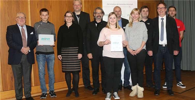 V.l.: Thomas Sattelberger, Vorsitzender MINT Zukunft schaffen; Yannis Büscher, Schüler; Frau Dr. Hubig, Bildungsministerin; Herr Pulch, didaktischer Koordinator; Thomas Michel, DLGI; Celine Kalsek, Schülerin; Stefan Ginthum, Christiani AG; Frau Metzler, Fachvorsitzende Chemie; Lukas Plümper, Technik begeistert e.V; Herr Geyermann, Direktor; Massimo Bissinger, Technik begeistert e.V. Wolfgang Schmidt