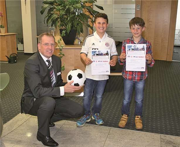 V.l.: Thomas Steinkämper, Kundenberater, Dustin Heinen und Max Scheffler.Raiffeisenbank Grafschaft-Wachtberg eG