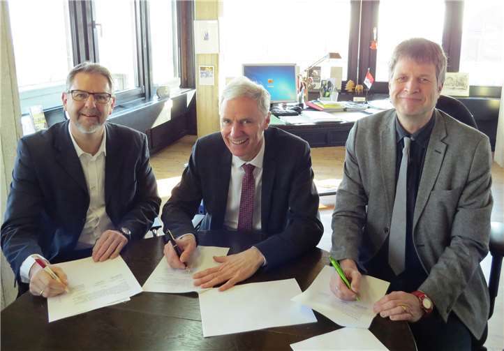 V.l. Thomas Wagner, Jugenddezernent des Rhein-Sieg-Kreises, Dr. Rolf Schumacher, Bürgermeister der Gemeinde Alfter, und Rainer Braun-Paffhausen, Leiter der Katholischen Jugendagentur Bonn gGmbH, bei der Unterzeichnung der Vereinbarung. Privat