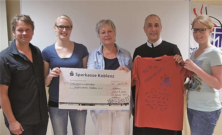 (V.l.) Thomas Wecker, Leitung Bildungscampus Koblenz, Mareike Arzdorf, Schülerin, Gisela Textor, Geschäftsführerin Hospizverein Koblenz e.V., Bruder Matthias Kollecker, stellv. Hausoberer und Lara Steinebach, Schülerin.  Privat