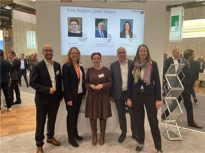 V.l.: Tino Hackenbruch, Wirtschaftsförderer Kreis Ahrweiler, Regina Rosenstock, Wirtschaftsförderin des Rhein-Sieg-Kreises, Katja Dörner, Oberbürgermeisterin Bundesstadt Bonn, Helmut Wiesner, Stadtbaurat Bundesstadt Bonn, Victoria Appelbe, Wirtschaftsförderin Bundesstadt Bonn. Foto: Rhein-Sieg-Kreis