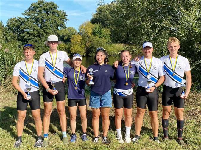 V.l. Tobias Höfer,Jakob Balczun,Le Phuong Anh Nguyen, Trainerin Aliya Schwan,Clara Schmidt, Jonas Schmidt und Kostiantyn Nehai. Fotos: Koblenzer Ruderclub Rhenania