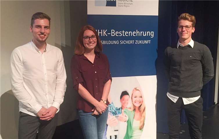 (V.l.): Tobias Hoffmann, Kim Reitmaier und Lukas Tuchscherer wurden für ihre „sehr gut“ abgeschlossene Ausbildung im Berufsfeld Industriekauffrau/-mann für Europa geehrt.Foto: privat